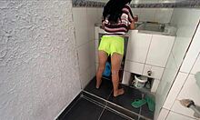 Padrastro Pervertido Mete Verga Sucia en Coño Hasta Tragar Semen Cremoso