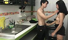 Hermanastra cachonda suplica la verga dura de hermanastro para follar sin parar