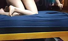 Hermosa otaku mexicana chupa verga y abre su culo en la cama