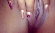 estoy tan cachonda masturbando mi coño apretado en la cocina