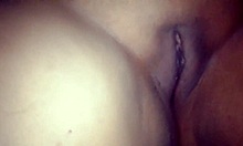 estoy tan cachonda masturbando mi coño apretado en la cocina