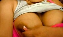 sempre que dá a gente transmite comendo essa puta tatuada de quatro no quarto