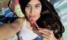 niñera cachonda con tetas enormes usa dildo para dominarte