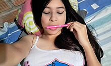 niñera cachonda con tetas enormes usa dildo para dominarte