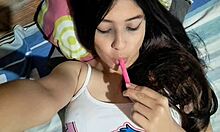 niñera cachonda con tetas enormes usa dildo para dominarte