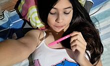 niñera cachonda con tetas enormes usa dildo para dominarte