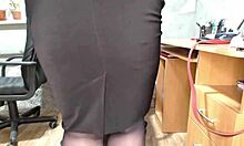 busty mature milf eagerly stretches her tight anal hole wide