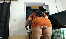 mi madrastra me pide ayuda con su pc y acabo lamiendo su coño grande mientras ella chupa mi verga dura