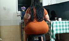 mi madrastra me pide ayuda con su pc y acabo lamiendo su coño grande mientras ella chupa mi verga dura