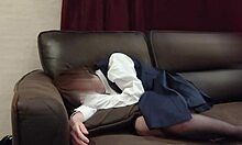 清楚系女子高生のクンニイキと騎乗位中出し見たい？