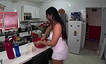 Casal chega na casa e as duas safadas viram putaria com big ass latina no banho