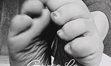 barefoot amateur fetish tease turns into steamy foot play