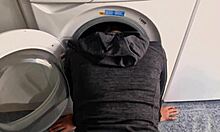 ME FOLLO A MI HERMANASTRA ATRAPADA EN LA LAVADORA Y ME CORRO EN SU CULO?!