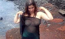 Curvy beach lady strips sexy flashes big pussy in photoshoot
