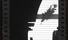 je stoppe mes travaux pour me doigter la chatte dans la cave humide