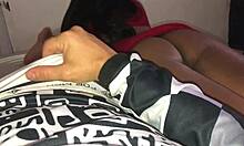 deitado na cama da enteada... bateno uma com sex toy na bunda dela...