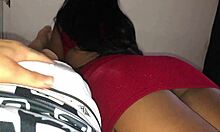 deitado na cama da enteada... bateno uma com sex toy na bunda dela...