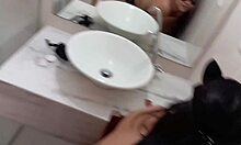 você já viu uma novinha de lingerie latina tão molhadinha de quatro?