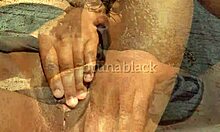 jovem negra gozando na joi enquanto esfrega buceta cremosa??