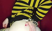 tu hermanastra se calienta con mis nudes y viene por mi con plug en el culo