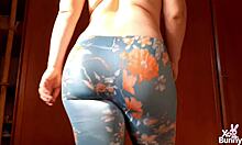 Babe walks topless in leggings farting everywhere, so kinky!