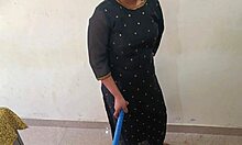 bartan dhone wali 18 saal ki kunwari nokarani ko room malik ne kutiya banakar choda aur muh me lund diya 😩💦