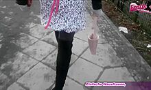 Deutsche schlampe lässt es öffentlich in die handtasche laufen vor lauter geilheit