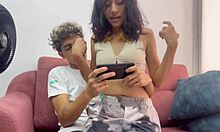 enseno a mi hermanastra colombiana a jugar con mi enorme polla mientras gime