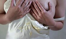 Hey, this indo girl's perfect body makes her rub pussy so hot