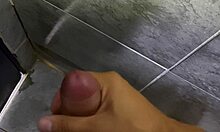 Gozada gostosa do corno no chuveiro