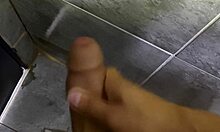 Gozada gostosa do corno no chuveiro