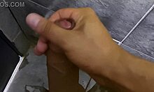 Gozada gostosa do corno no chuveiro