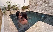 dos lesbianas calientes se masturban en una piscina publica