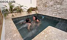 dos lesbianas calientes se masturban en una piscina publica