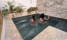 dos lesbianas calientes se masturban en una piscina publica