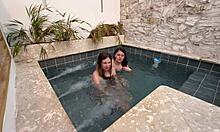 dos lesbianas calientes se masturban en una piscina publica
