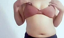 Tante sexy indonesia masturbasi memainkan vagina with toys