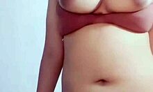 Tante sexy indonesia masturbasi memainkan vagina with toys