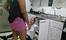 contrato a un plomero para que me revise la cañería y termina revisando mi culo grande