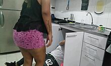 contrato a un plomero para que me revise la cañería y termina revisando mi culo grande