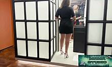 mama studio em meu enteado estava me espiando no closet quando eu peguei ele no flagra e transei com esse novinho tarado