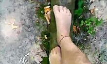 Outdoor balancieren in feinstrumpfhose
