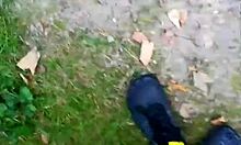 Outdoor balancieren in feinstrumpfhose