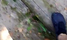 Outdoor balancieren in feinstrumpfhose
