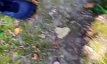Outdoor balancieren in feinstrumpfhose