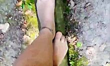 Outdoor balancieren in feinstrumpfhose