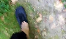 Outdoor balancieren in feinstrumpfhose
