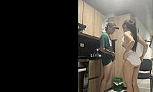 mi hermanastro me follo en la cocina