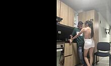 mi hermanastro me follo en la cocina