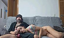 Minha meia-irma assite tv comigo deitou em meus joelhos arrisquei uma punheta que deu creampie